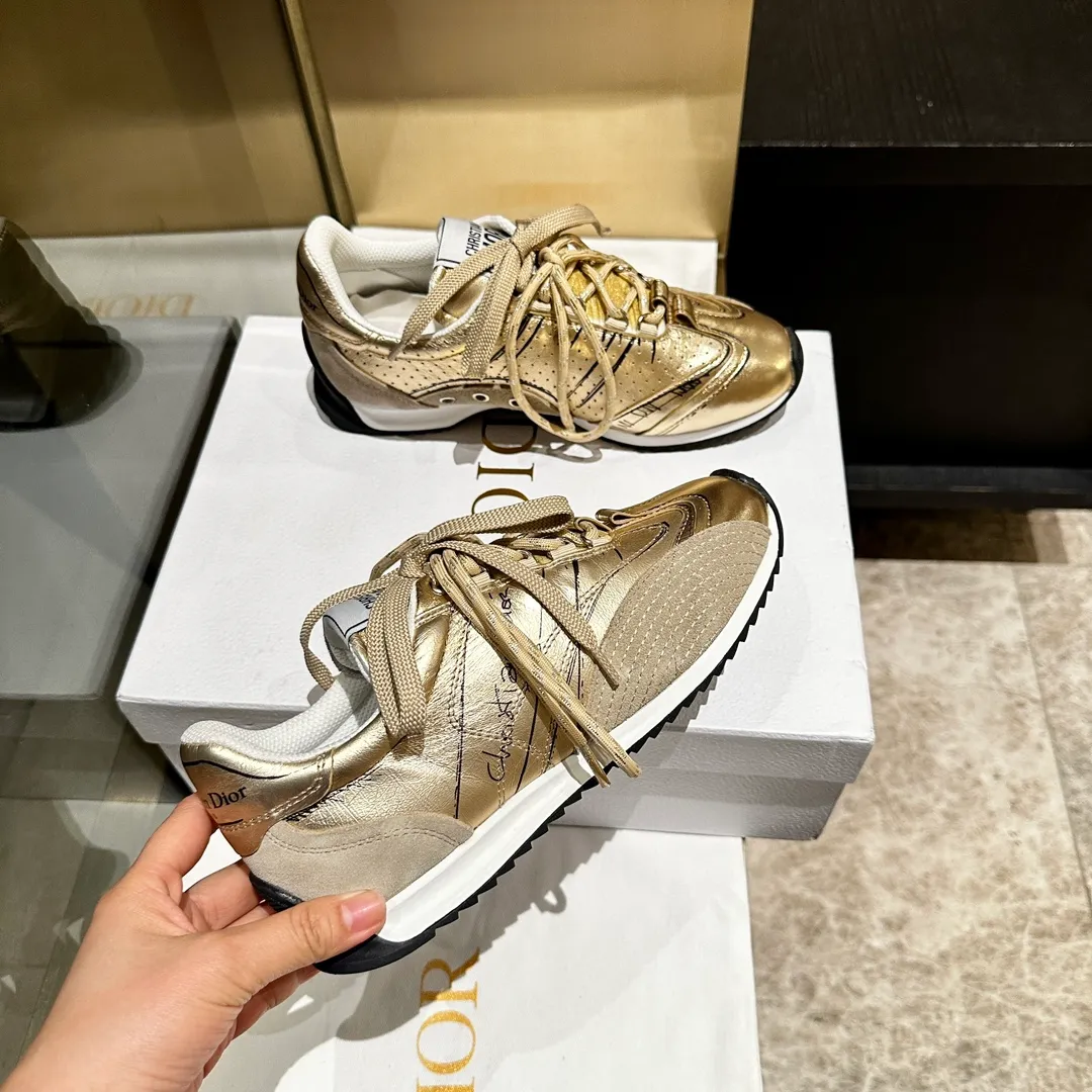 👟👟Ex-factory price 560👟👟, 2025, new series, this Dior, C'est sneaker shows eye-catching and fashionable style. Carefully crafted, the 3D printed design of the upper is super fashionable, and the details also add a touch of elegance. The lightweight two-tone sole offers exceptional comfort and sporty style. Can add a stylish touch to any casual look. The tongue and sole are decorated with the Christian Paris logo, and the cowhide design is styled. Women's size 35-40